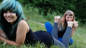 躺在草地上的美女水嫩的美脚天天天