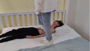 【猫猫大人工作室】姐姐单独调教瘦m，在身上踩鞋印