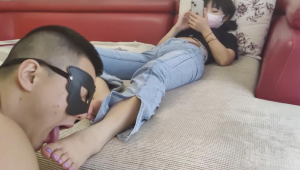 【00后小彤】遛狗回家让贱狗清理鞋底喝袜子水