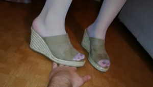 狠毒女神白丝美脚踩脸踩头 黑丝玩双奴 鼻子踩扁脸也充血狠虐贱奴-97LZTD-93060