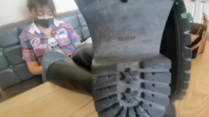 素人女主踢裆坐脸闻臭袜子-97LZTD-10716.7z